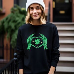 Green Skeleton Hands With Shamrock St Patrick’s Day Women’s Crewneck Sweatshirt